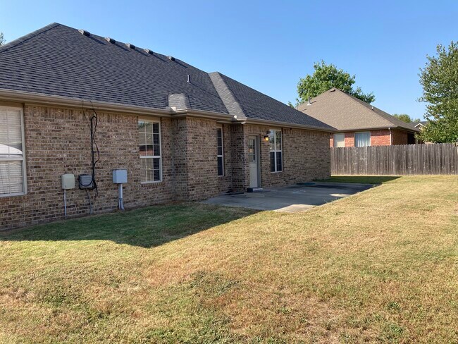 Building Photo - 2610 N Brush Creek Dr