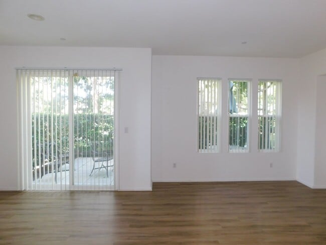 Building Photo - Exquisite 3 Bed 2.5 Bath Two Story Condo, Gated Complex, South Coast Metro