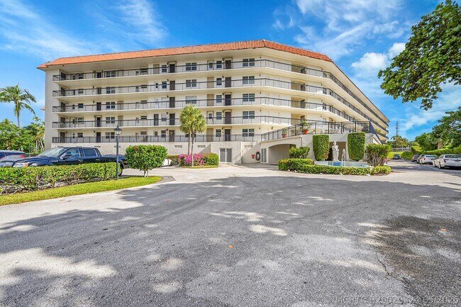 Building Photo - 2871 N Ocean Blvd