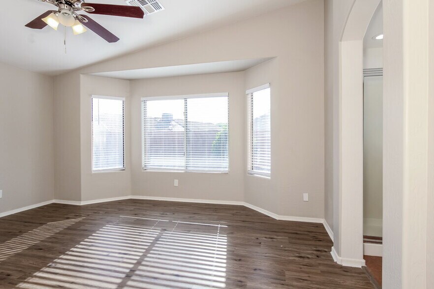 Building Photo - 39812 N Vincenza St