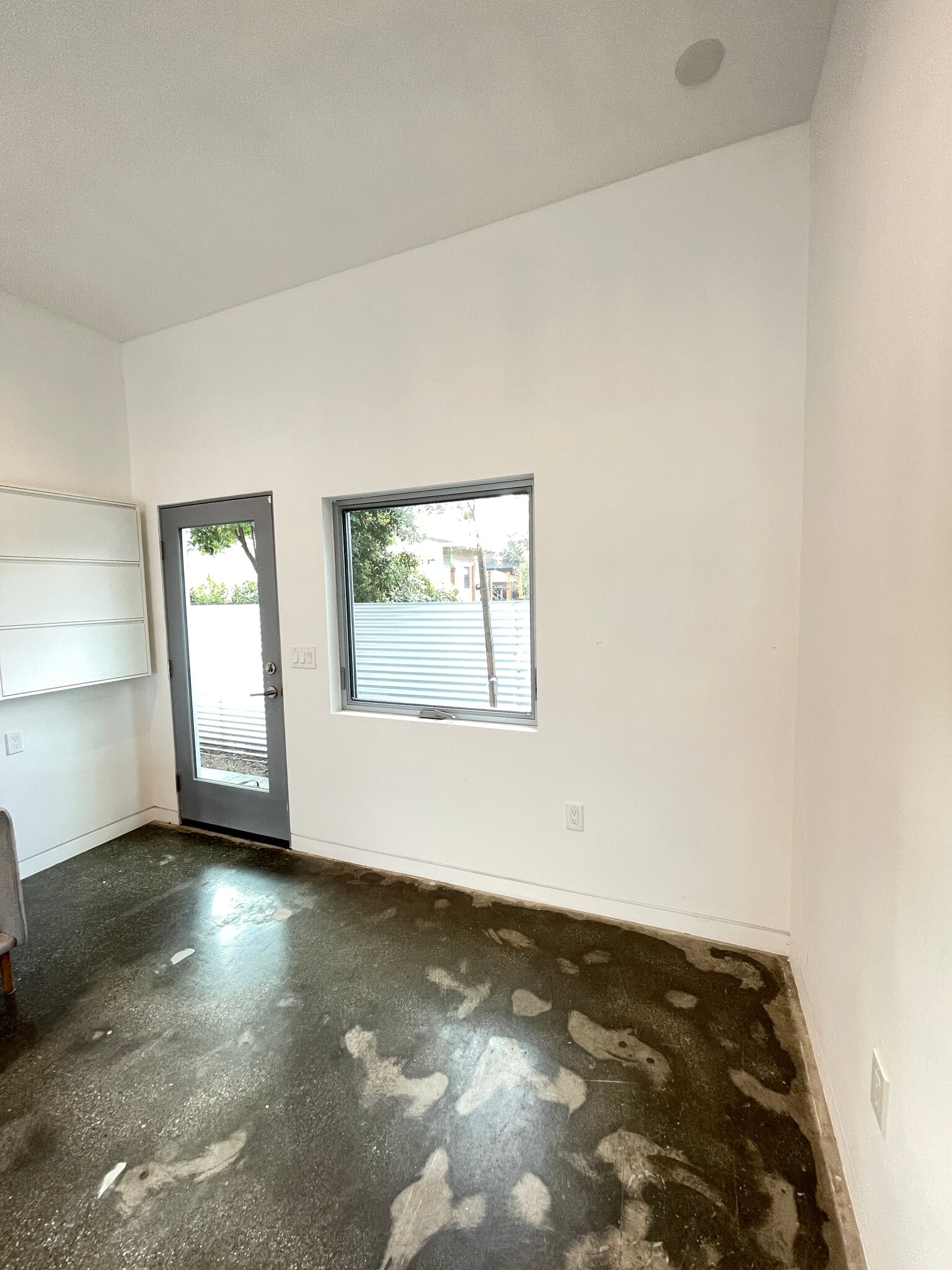 Living space with entrance - 2725 Dalton Ave