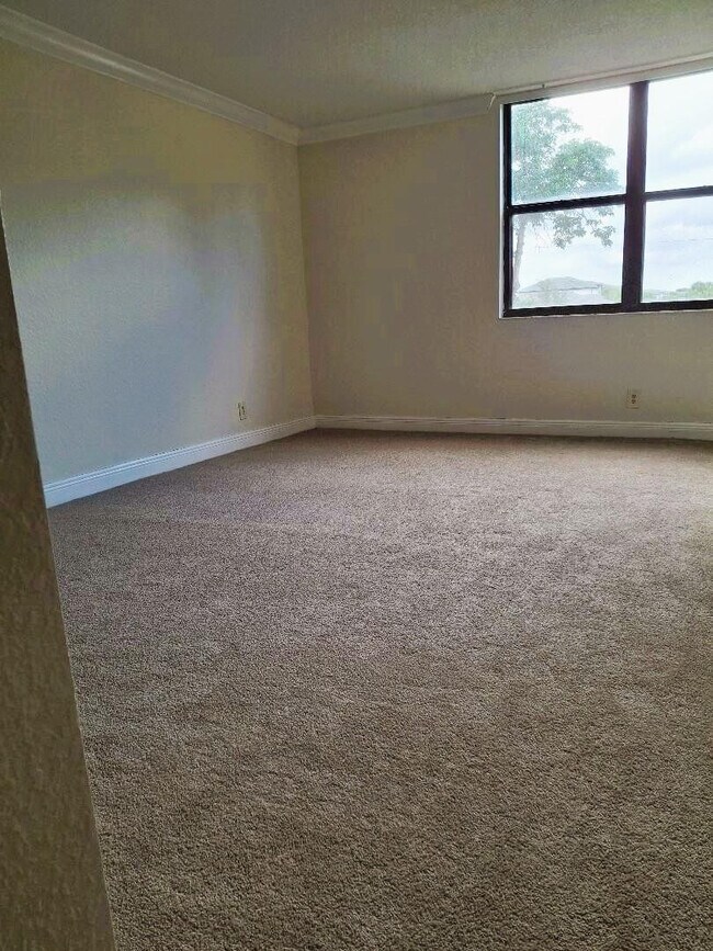 Building Photo - 105 Lake Emerald Dr