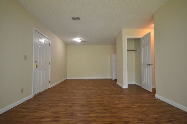 Building Photo - Hollister Apartments