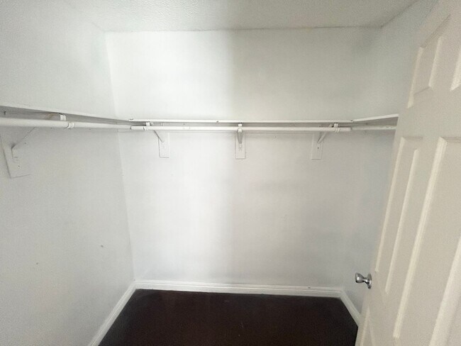 Building Photo - 2/BD 1/BA Upstairs Condo w/ In Unit Laundry