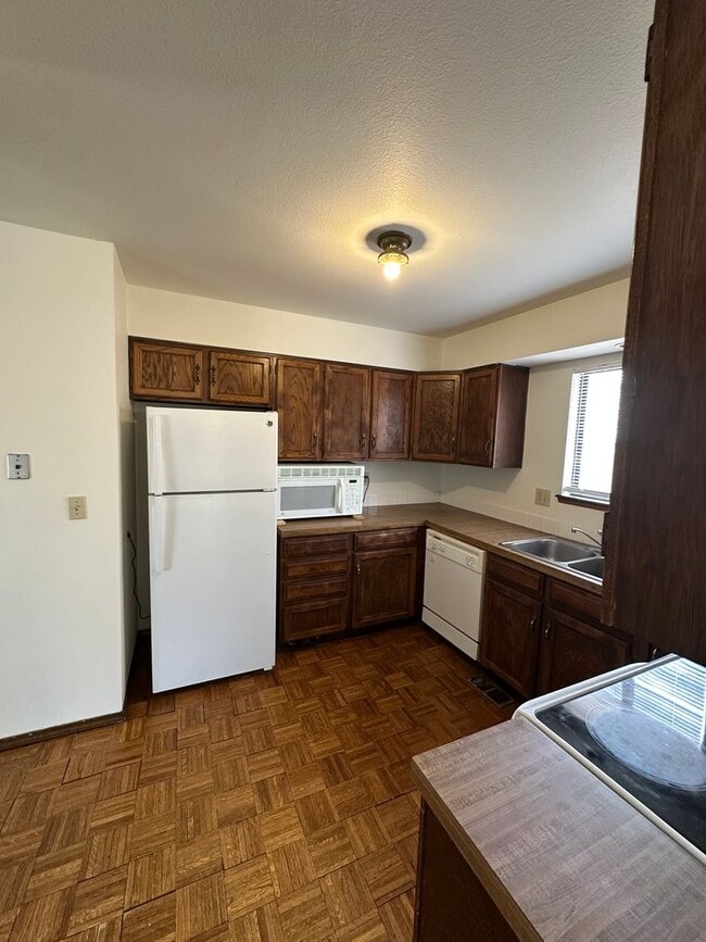 Building Photo - Lovely 4 bedroom house avail now