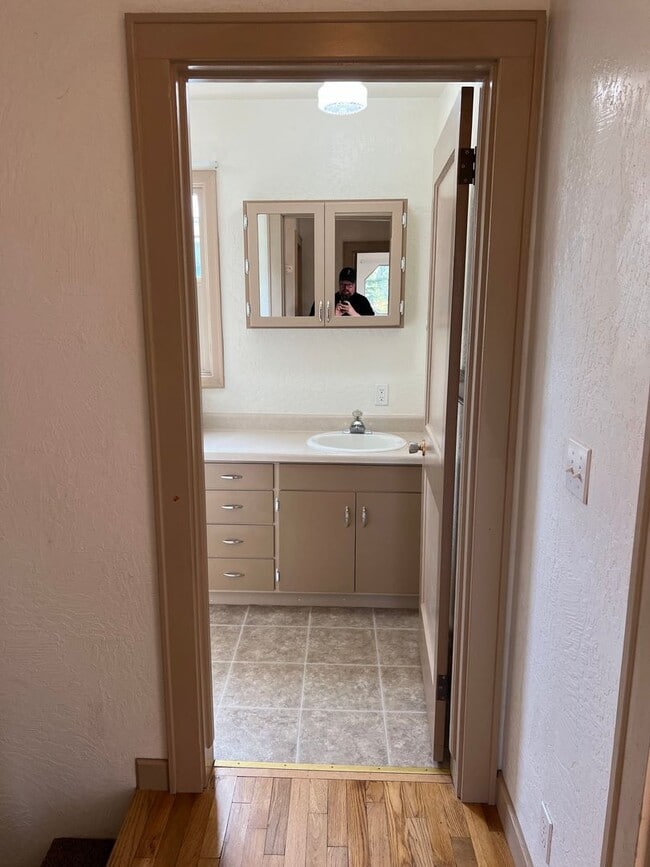 Building Photo - 3 Bed, 1.5 Bath near Rose Garden and Willamette River bike path in Whiteaker