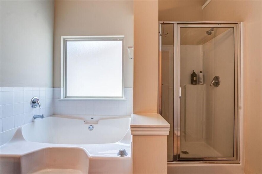 Building Photo - 208 Hidden Creek Pt