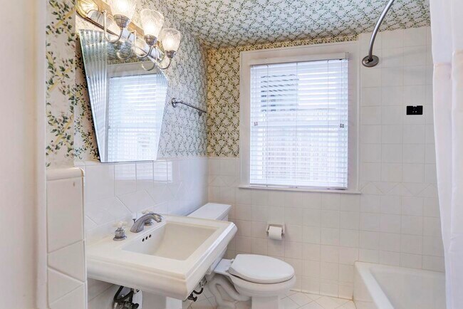 Building Photo - 2313 Wroxton Rd