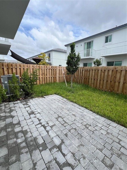 Building Photo - 714 SE 13th Ct