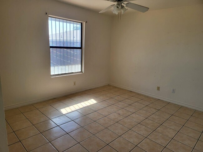 Building Photo - 2704 E Kearney St