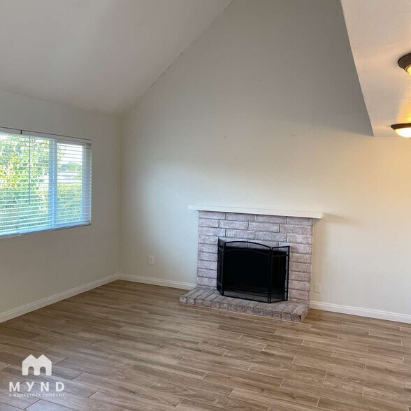 Building Photo - 8239 Water View Ct