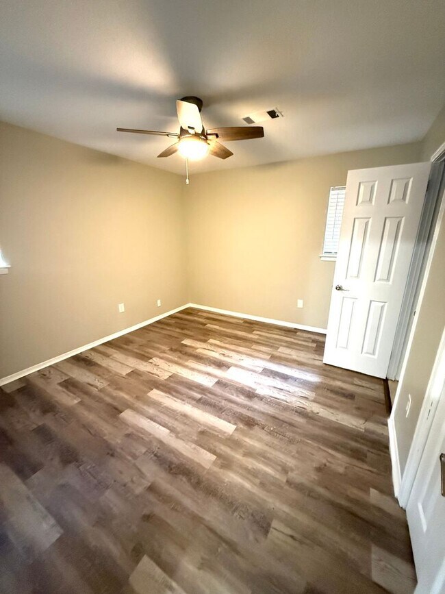 Building Photo - ** 4 Bed 2 Bath located in Montgomery East ** Call 334-366-9198 to schedule a self tour