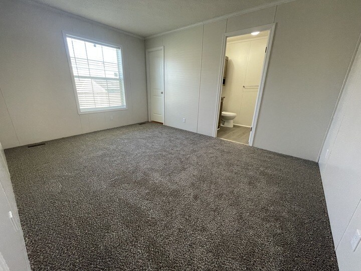 Building Photo - 15835 Marentette Dr