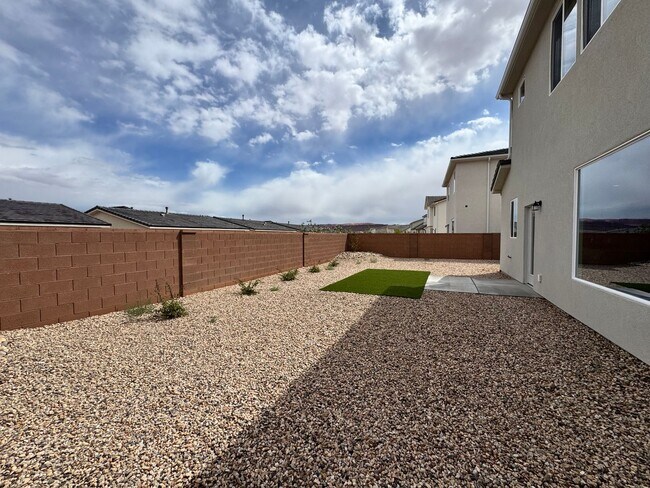 Building Photo - Brand new S&S Home