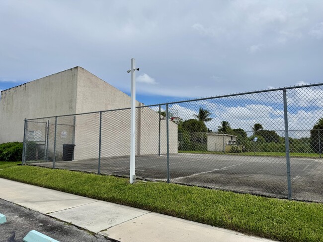 Building Photo - 1301 Waterview Cir