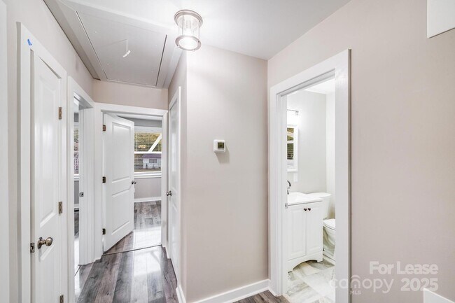 Building Photo - 2301 Shamrock Dr