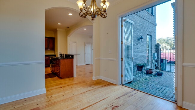 Building Photo - 407 E Hull St