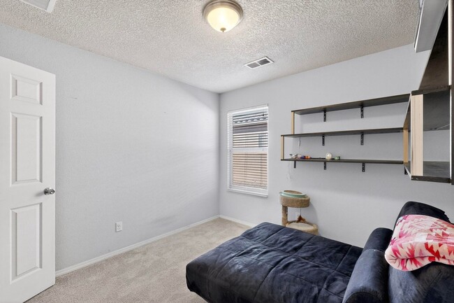 Building Photo - Montano Unser NW 3/4 bedroom 2/bath 2/Car garage