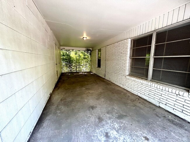 Building Photo - 607 Bellevue Pl