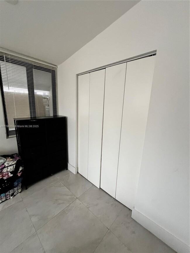 Building Photo - 2 bedroom in Miami FL 33150
