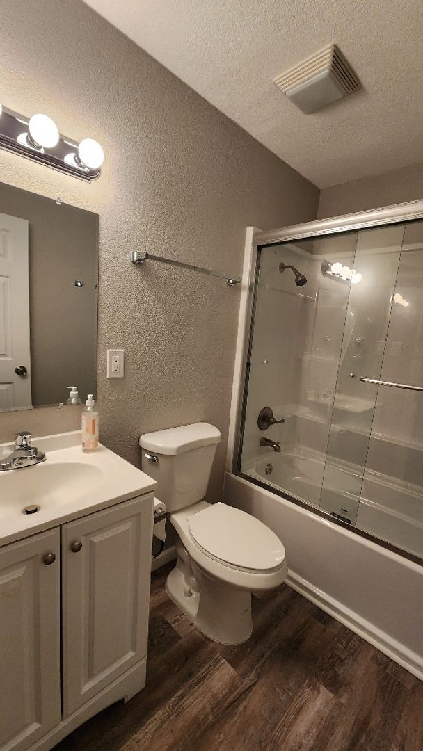 Building Photo - Beautiful 4 Bedroom 2 Bath Home Centrally ...