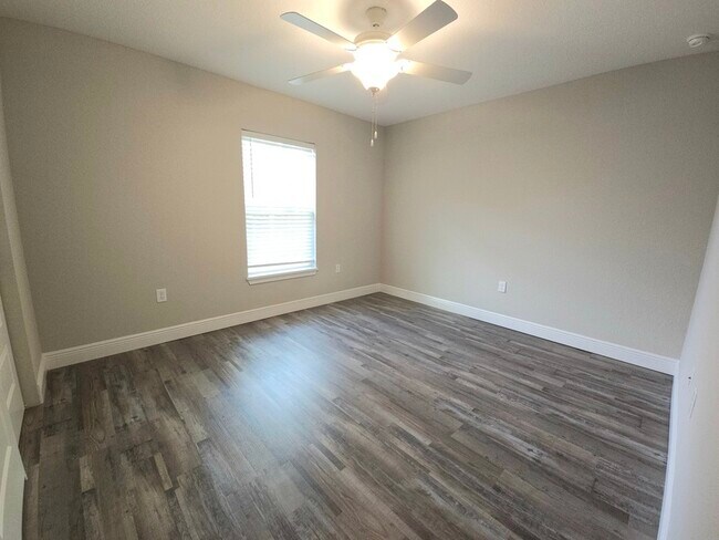 Building Photo - 106 Oak Cir