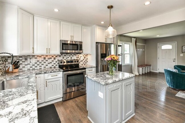 Building Photo - 1015 Woods Pl