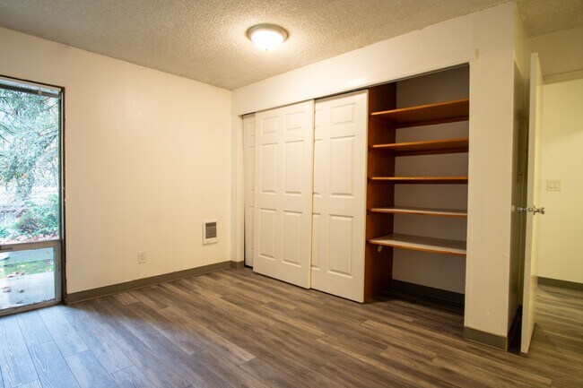 Building Photo - Nicely Renovated One Bedroom Near OHSU Available Now!