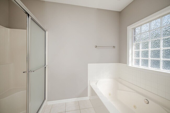 Building Photo - 4893 Somerset Dr