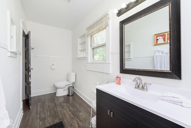 Building Photo - 1432 Sturm Ave