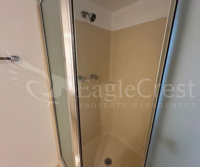 Building Photo - Three Bedroom, Two Bathroom House plus bon...