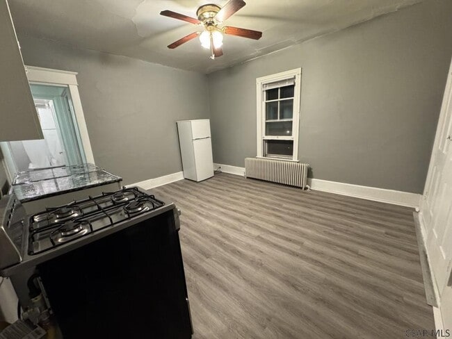 Building Photo - 195 D St