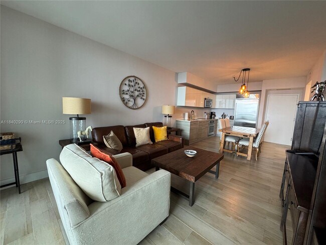Building Photo - 1300 Brickell Bay Dr