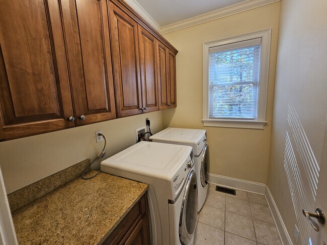 Building Photo - 120 Mossy Ln