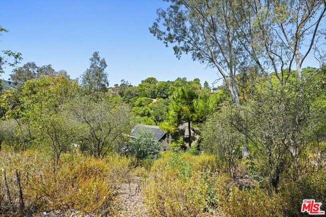 Building Photo - 21344 Colina Dr