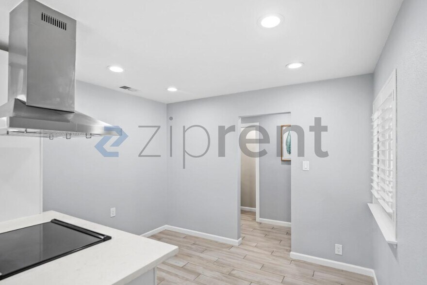 Building Photo - Unit