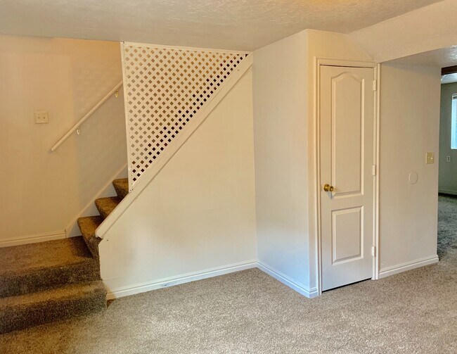 Building Photo - Three Bedroom Gem in Salt Lake City; Clean...