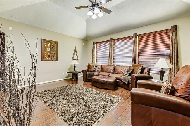 Building Photo - 2208 Breezeway Bend Dr