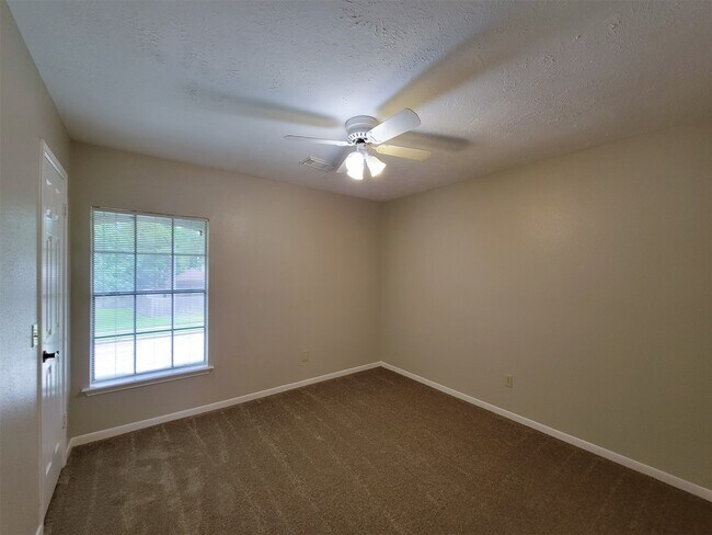 Building Photo - 17207 Meadow Heights Dr