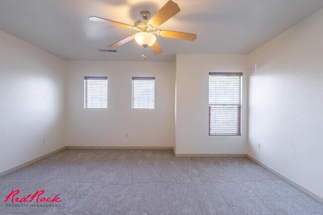 Building Photo - 3 Bedroom Townhome In Fossil Hills!