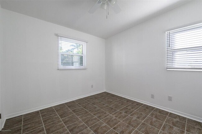 Building Photo - 927 W Olympia Ave