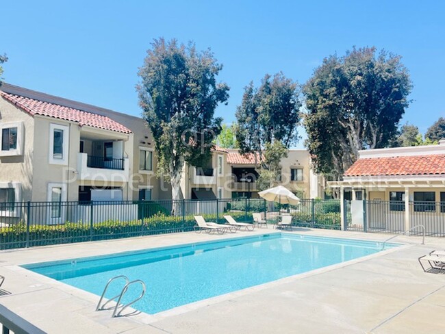 Building Photo - Beautifully remodeled 1BR, 1BA condo in th...
