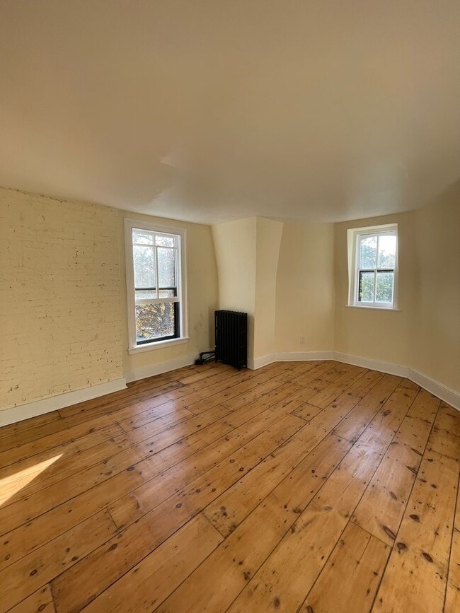 Building Photo - 4 Bedroom 2 Bathroom House with Stunning Hudson River Views