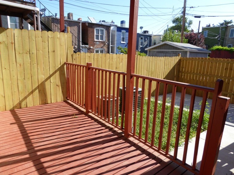 Building Photo - 527 9th St NE