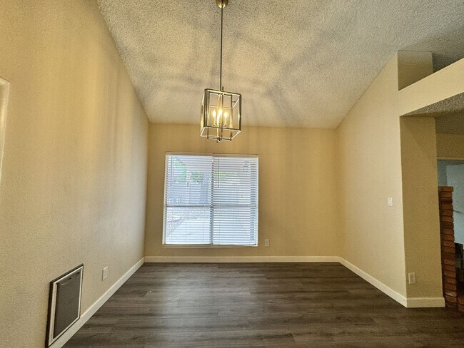 Building Photo - Great 3 bedroom 2 bath culdesac lot with f...