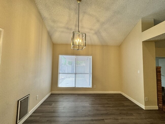 Building Photo - Great 3 bedroom 2 bath culdesac lot with fireplace