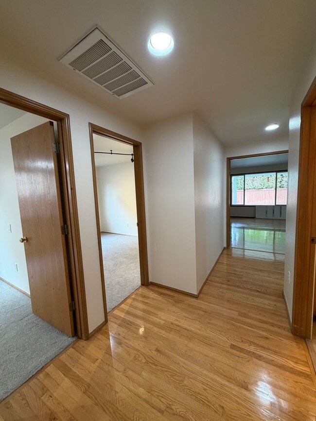 Building Photo - One Level, Golf Course Living- 3 bed + office, 2 bath