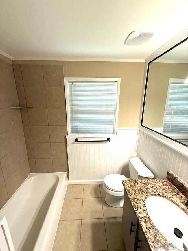 Building Photo - ** 3 Bed 1.5 Bath located off Zelda Road**...