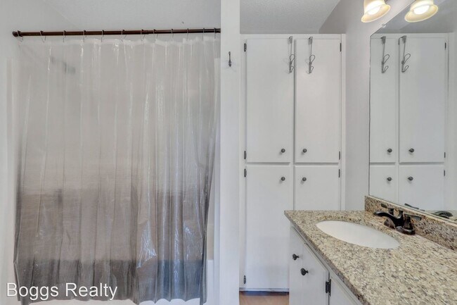 Building Photo - 4 br, 2.5 bath House - 1950 Woking Court