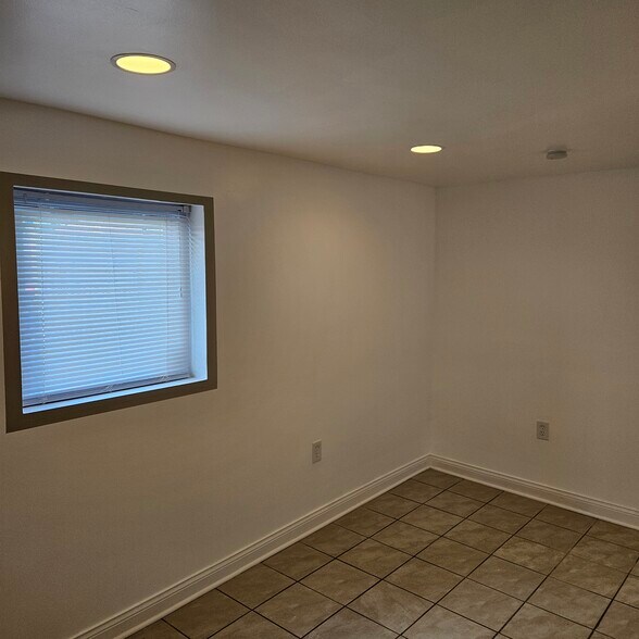Building Photo - 1831 S 61st Ct